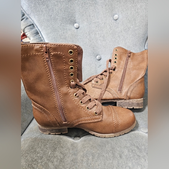 Boots - Picture 4 of 11